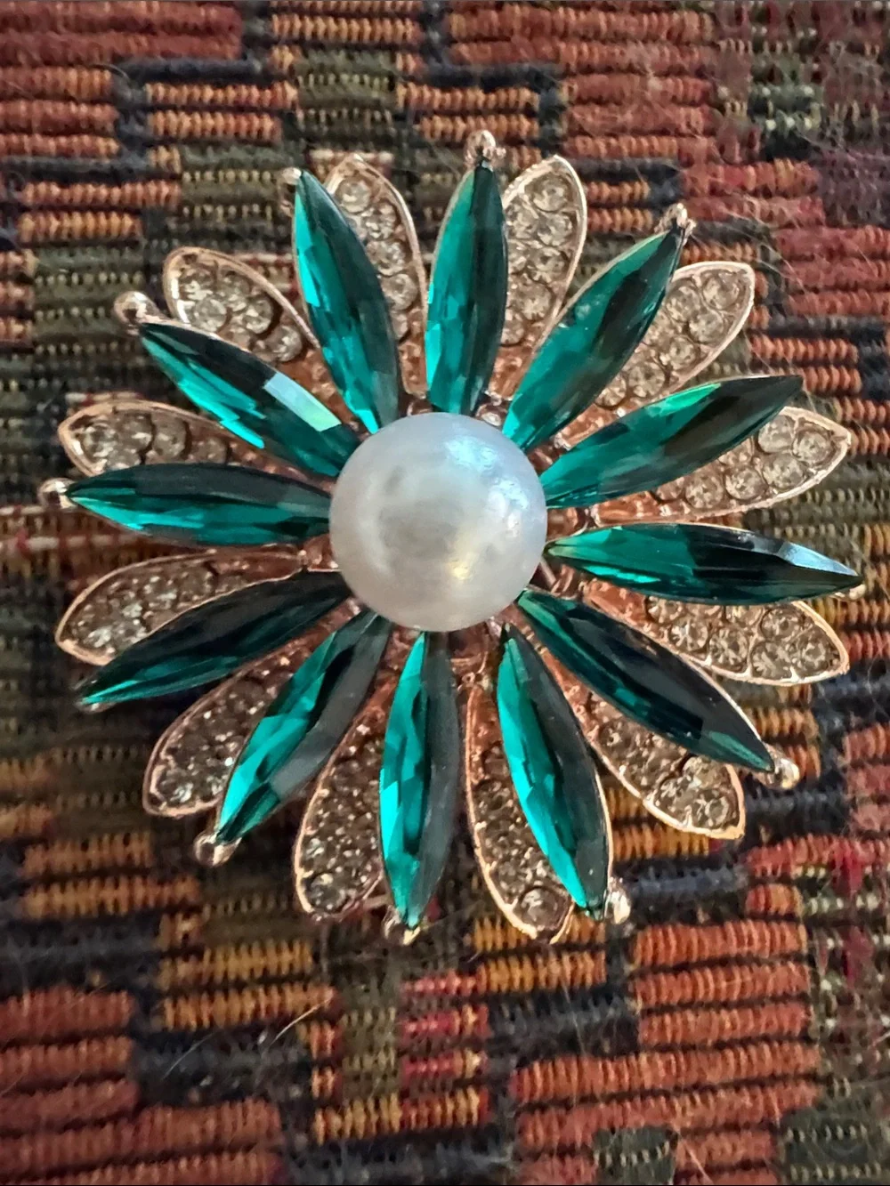 NWOT Emerald Crystal Flower Brooch with Faux Pearl Center